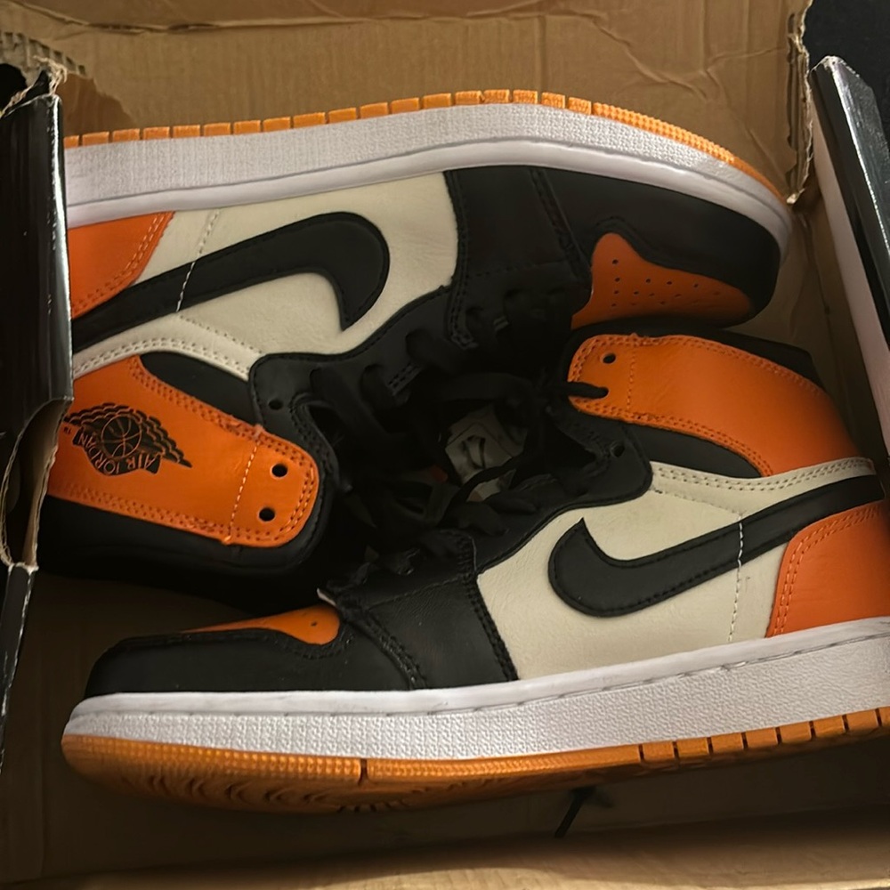 Nike Jordan 1s size only worn twice . Shoes in great condition box is messed up